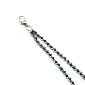 Chaîne avec pinces à tétons couleur argent et perles noires, idéal pour le BDSM. Pinces réglables avec embouts en caoutchouc. Clip à dégagement rapide compatible avec différents colliers. Fabriqué en Chine.