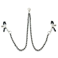 Chaîne avec pinces à tétons couleur argent et perles noires, idéal pour le BDSM. Pinces réglables avec embouts en caoutchouc. Clip à dégagement rapide compatible avec différents colliers. Fabriqué en Chine.