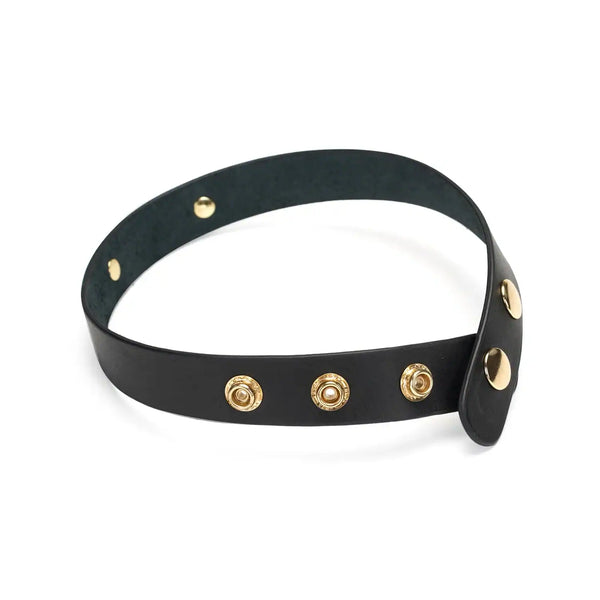 Collier en cuir noir LIEBE SEELE avec inscription Bitch en lettres dorées et boutons pression réglables, présenté sur fond blanc