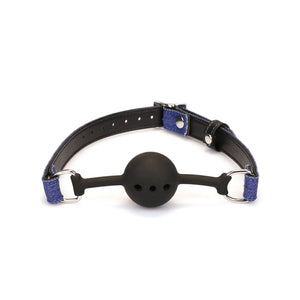 Ball gag Denim LIEBE SEELE avec boule en silicone noire et sangle ajustable en cuir et textile bleu, anneaux métalliques latéraux, présenté sur fond blanc en vue produit détaillée