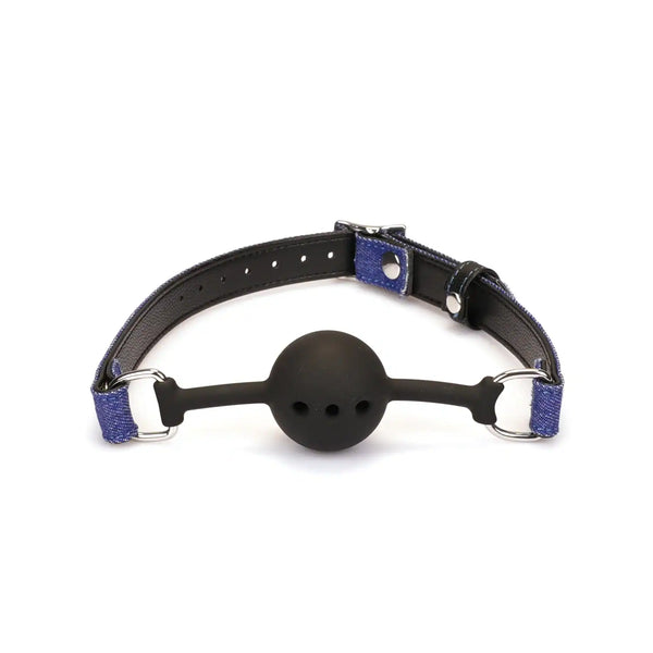 Ball gag Denim LIEBE SEELE avec boule en silicone noire et sangle ajustable en cuir et textile bleu, anneaux métalliques latéraux, présenté sur fond blanc en vue produit détaillée