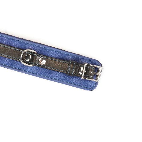 Menottes Denim LIEBE SEELE en cuir noir et textile bleu avec doublure intérieure, reliées par une chaîne métallique, présentées sur fond blanc en vue produit détaillée