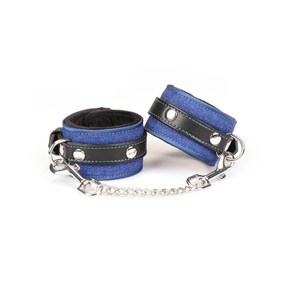Menottes Denim LIEBE SEELE en cuir noir et textile bleu avec doublure intérieure, reliées par une chaîne métallique, présentées sur fond blanc en vue produit détaillée