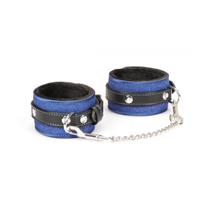 Menottes Denim LIEBE SEELE en cuir noir et textile bleu avec doublure intérieure, reliées par une chaîne métallique, présentées sur fond blanc en vue produit détaillée