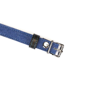 Ball gag Denim LIEBE SEELE avec boule en silicone noire et sangle ajustable en cuir et textile bleu, anneaux métalliques latéraux, présenté sur fond blanc en vue produit détaillée
