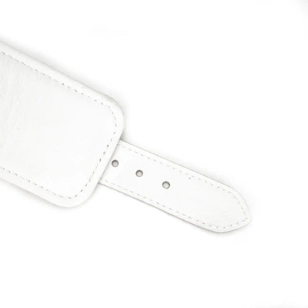Packshot Menottes Cuir Blanc Zoom Détail sur Sangle d'Attache