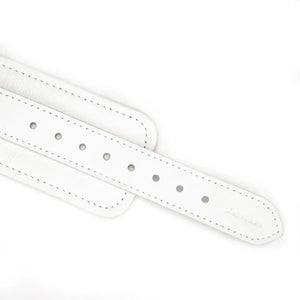 Packshot Menottes Cuir Blanc Zoom Détail sur Sangle d'Attache