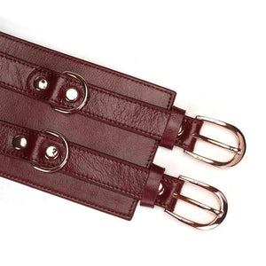 Détail du Packshot du Devant d'une Ceinture en Cuir Mise à Plat couleur Rouge