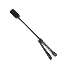 Cravache à pointe large de la collection Black Bond, en cuir et tissu recyclés. Embout large pour des frappes nettes et un contrôle total. Accessoire de domination responsable et intense.