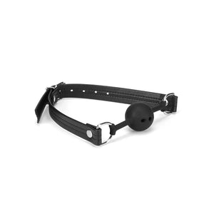 Bâillon-boule respirant de la collection Black Bond, avec une boule en silicone perforée pour un confort optimal. Sangles en cuir recyclé noir, pour une soumission intense et durable.