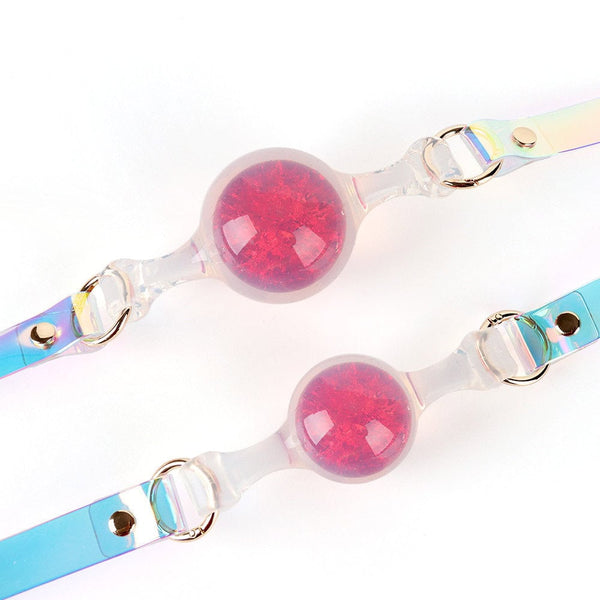 Bâillon-Boule Cristal LIEBE SEELE avec boule rose translucide en silicone et sangle irisée ajustable. Un accessoire chic et provocant pour une expérience de jeu silencieuse et agréable.