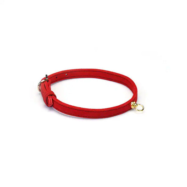 Collier Ras du Cou en daim rouge LIEBE SEELE avec anneau doré. Cuir de vache premium, ajustable et léger. Un accessoire mode élégant, alliant sensualité et plaisir, inspiré du BDSM.