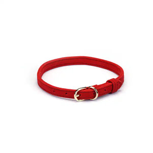 Collier Ras du Cou en daim rouge LIEBE SEELE avec anneau doré. Cuir de vache premium, ajustable et léger. Un accessoire mode élégant, alliant sensualité et plaisir, inspiré du BDSM.