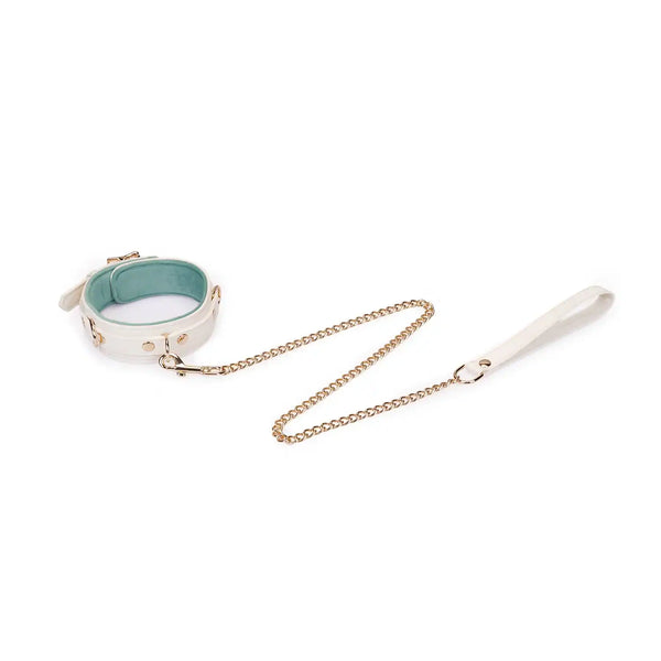 Collier laisse Boudoir Amor de la marque Liebe Seele, en cuir clair avec intérieur contrasté et chaîne métallique dorée, présenté à plat sur fond clair dans l’univers Brigade Mondaine Paris.