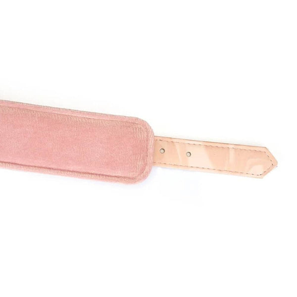 Collier de bondage Pink Boudoir Amor en similicuir vegan rose et noir. Finitions dorées, trois anneaux en D pour fixation. Avec laisse en chaîne dorée, élégant et ajustable pour une domination raffinée.