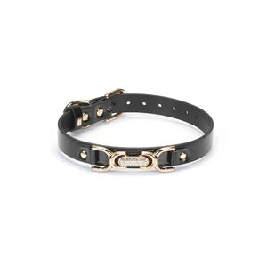 Collier Ras du Cou noir avec strass et doubles C dorés LIEBE SEELE. Confectionné en simili cuir, 7 réglages pour un ajustement parfait. Accessoire chic et provocant pour le puppy play ou une tenue fétichiste.