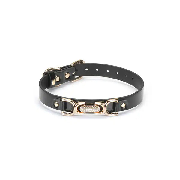 Collier Ras du Cou noir avec strass et doubles C dorés LIEBE SEELE. Confectionné en simili cuir, 7 réglages pour un ajustement parfait. Accessoire chic et provocant pour le puppy play ou une tenue fétichiste.