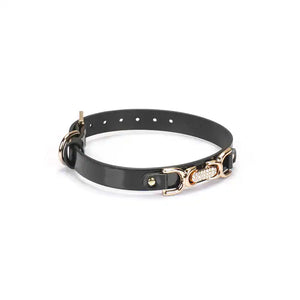 Collier Ras du Cou noir avec strass et doubles C dorés LIEBE SEELE. Confectionné en simili cuir, 7 réglages pour un ajustement parfait. Accessoire chic et provocant pour le puppy play ou une tenue fétichiste.