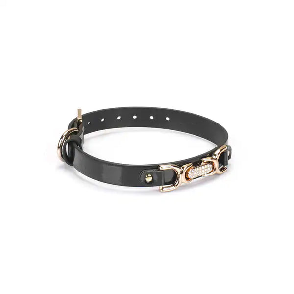 Collier Ras du Cou noir avec strass et doubles C dorés LIEBE SEELE. Confectionné en simili cuir, 7 réglages pour un ajustement parfait. Accessoire chic et provocant pour le puppy play ou une tenue fétichiste.