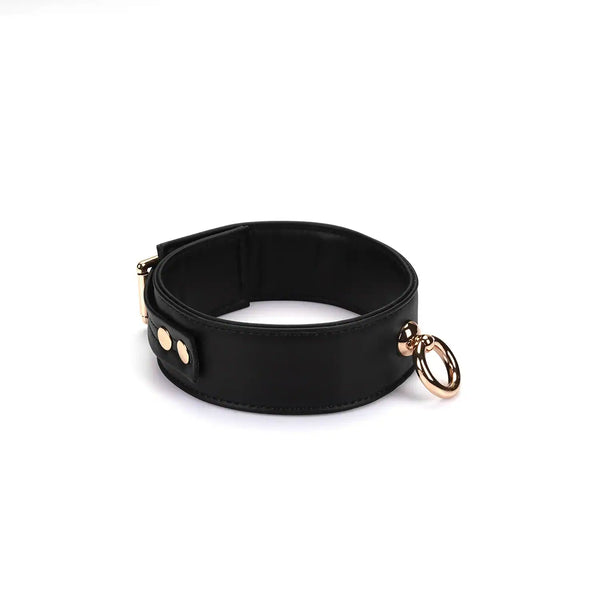 Packshot Collier En Organosilicone Noir avec Chaîne en Or Et O-Ring en Or
