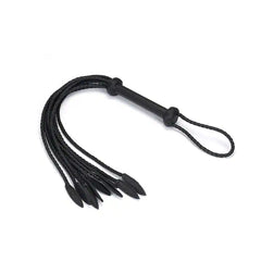 Fouet à neuf queues en cuir noir tressé avec pointes de cuir. Accessoire BDSM léger et maniable, avec prise ferme et boucle de suspension discrète.