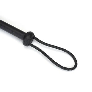 Fouet à neuf queues en cuir noir tressé avec pointes de cuir. Accessoire BDSM léger et maniable, avec prise ferme et boucle de suspension discrète.