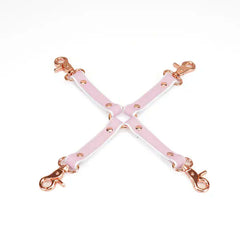 Hogtie en cuir rose et blanc de la collection Fairy, en cuir d'agneau avec clips métalliques or rose. Accessoire BDSM pour immobiliser totalement, alliant douceur et soumission dans un design pastel élégant.