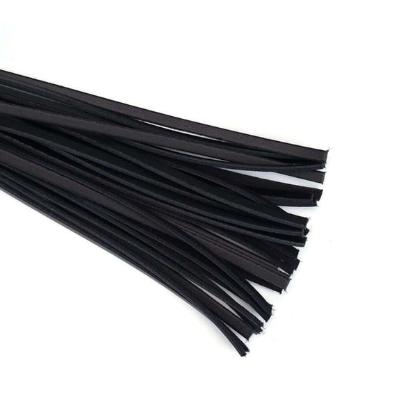 Détail du Packshot d'un Martinet avec un Manche en Cuir Rouge et Lanières en Cuir Noir