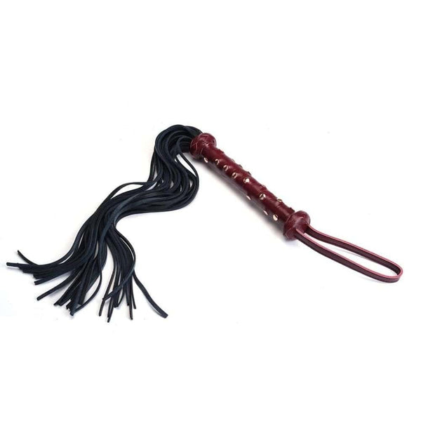 Packshot d'un Martinet avec un Manche en Cuir Rouge et Lanières en Cuir Noir