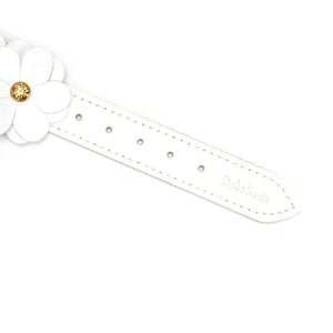 Détail du Packshot du Dessus de Menottes en Cuir Blanc avec Fleurs en Cuir Blanc Mises à Plat