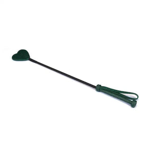 La cravache en cuir à embout cœur de la collection Mossy Chic allie cuir vert profond et finition métallique dorée. Son embout en forme de cœur imprime des traces délicates mais marquantes, tandis que le manche en cuir tressé assure une prise parfaite. La dragonne en cuir permet un contrôle optimal, créant un équilibre parfait entre élégance et discipline. À combiner avec d'autres accessoires de la collection pour des jeux BDSM raffinés.
