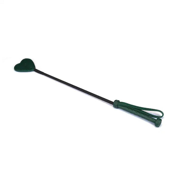 La cravache en cuir à embout cœur de la collection Mossy Chic allie cuir vert profond et finition métallique dorée. Son embout en forme de cœur imprime des traces délicates mais marquantes, tandis que le manche en cuir tressé assure une prise parfaite. La dragonne en cuir permet un contrôle optimal, créant un équilibre parfait entre élégance et discipline. À combiner avec d'autres accessoires de la collection pour des jeux BDSM raffinés.