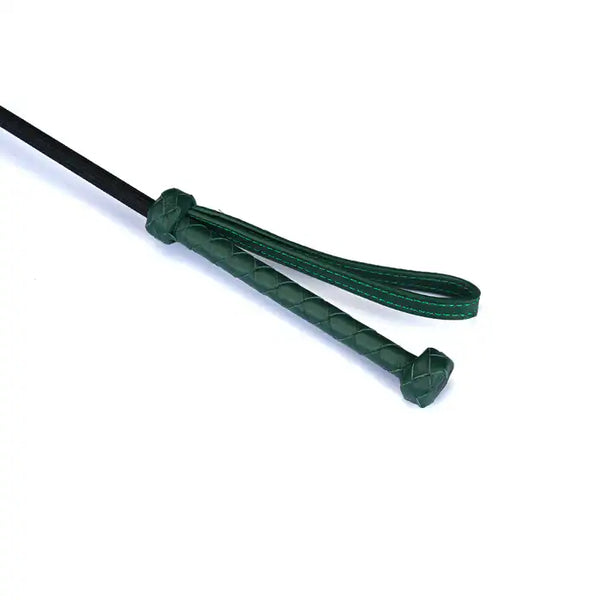 La cravache en cuir à embout cœur de la collection Mossy Chic allie cuir vert profond et finition métallique dorée. Son embout en forme de cœur imprime des traces délicates mais marquantes, tandis que le manche en cuir tressé assure une prise parfaite. La dragonne en cuir permet un contrôle optimal, créant un équilibre parfait entre élégance et discipline. À combiner avec d'autres accessoires de la collection pour des jeux BDSM raffinés.