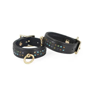 Menottes de Chevilles en Cuir Véritable de Vache Orné de Cristaux Multicolore Discrets avec Attaches O et Chaîne en Métal Doré