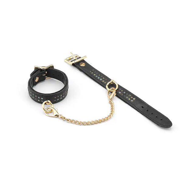 Menottes de Poignets en Cuir Véritable de Vache Orné de Cristaux Multicolore Discrets avec Attaches O et Chaîne en Métal Doré