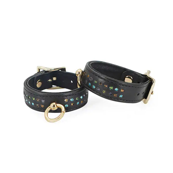 Menottes de Poignets en Cuir Véritable de Vache Orné de Cristaux Multicolore Discrets avec Attaches O et Chaîne en Métal Doré