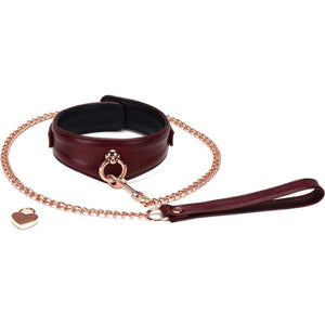 Packshot d'un Collier Incurvé en Cuir Rouge avec Laisse en Cuir Rouge et Châine Dorée avec Cadenas et clefs