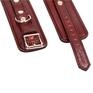 Détail du Packshot de Menottes mises à plat en Cuir couleur Rouge avec Chaine Or