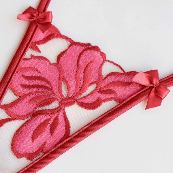 Mini string en tulle brodé rouge et rose avec liens rouges et petits nœuds, modèle Rosebud de Lucky Cheeks.