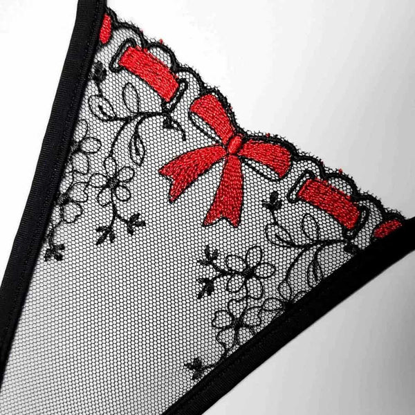 Mini string en tulle noir brodé avec fleurs délicates et nœud rouge central, modèle The Gift de Lucky Cheeks.