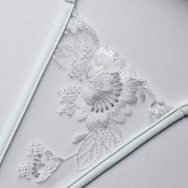 Mini-string « So Cool » de LUCKY CHEEKS en tulle blanc et argent, broderies florales, chaînes en zamac et pierres Swarovski, fabrication artisanale en Allemagne.