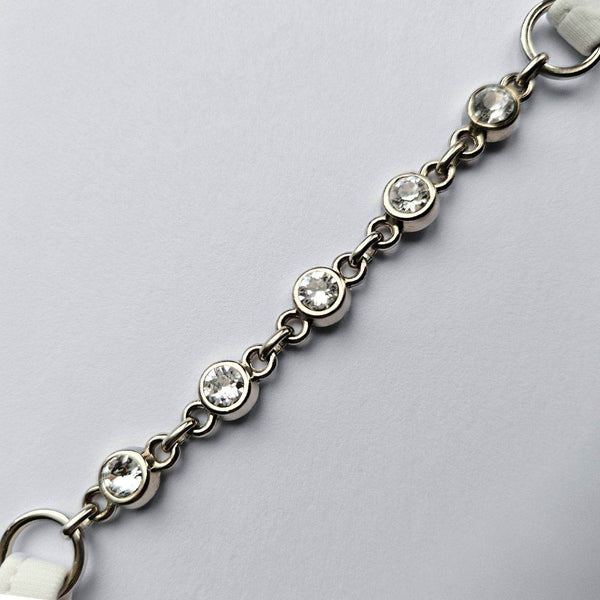 Mini-string « So Cool » de LUCKY CHEEKS en tulle blanc et argent, broderies florales, chaînes en zamac et pierres Swarovski, fabrication artisanale en Allemagne.
