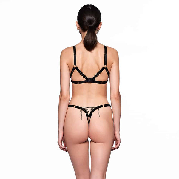 Ensemble Lilitus alliant résille, dentelle et élastique, pour former des pièces fortes et intemporelles, avec pour détail des anneaux le long de l'élastique