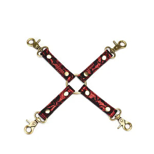 Hogtie croisé en simili cuir rouge rubis orné de dentelle noire avec détails en métal doré
