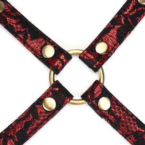 Hogtie croisé en simili cuir rouge rubis orné de dentelle noire avec détails en métal doré