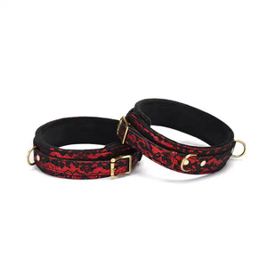 Menottes de cuisses en Cuir vegan rouge et noir avec boucles laiton vieilli dorés avec doublure en fourrure synthétique douce