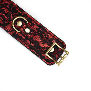 Menottes de cuisses en Cuir vegan rouge et noir avec boucles laiton vieilli dorés avec doublure en fourrure synthétique douce