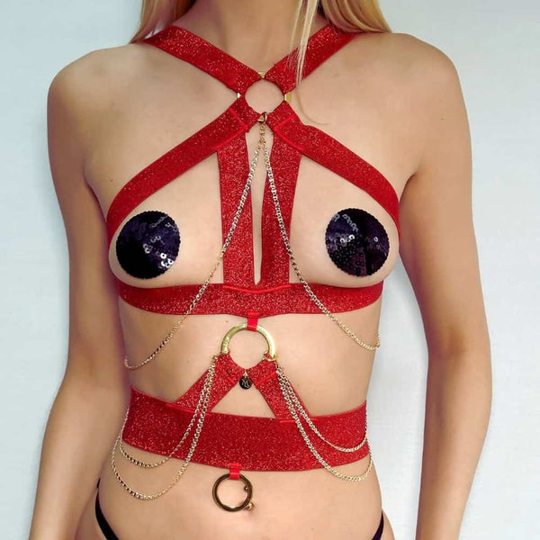 Femme de Devant portant un Harnais Bijoux Rouge