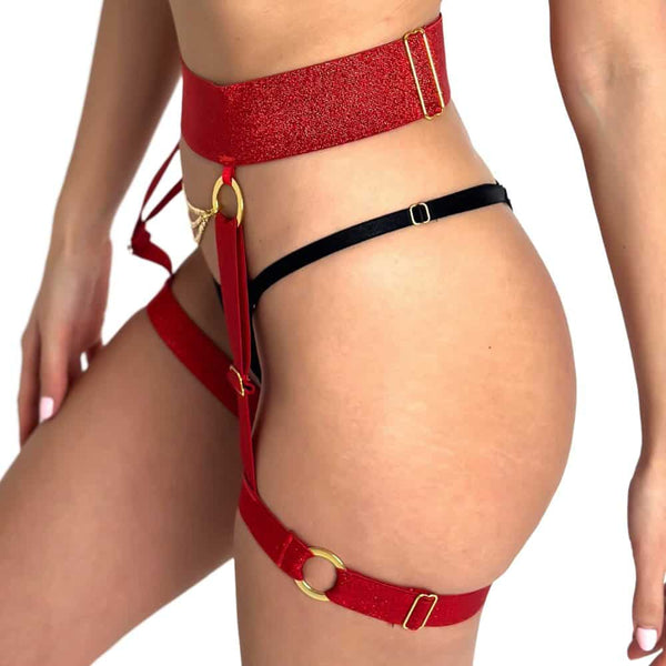Détail sur les Porte-Jarretelles d'une Femme de Côté portant un Soutien-Gorge Ouvert et des Porte-Jarretelles Rouges