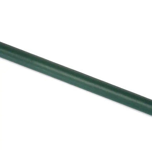 Barre d'écartement en cuir vert et bois d'eucalyptus, avec attaches métalliques dorées. Accessoire BDSM élégant pour une immobilisation précise et contrôlée, parfait pour la collection Mossy Chic.